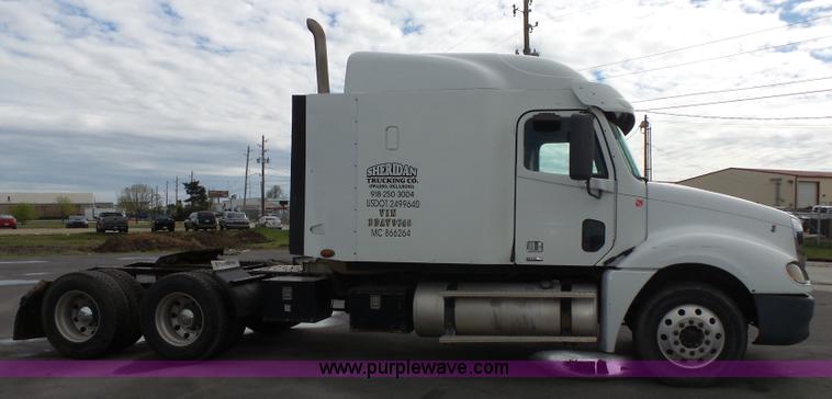image for item J7516 2011 Freightliner Columbia semi truck