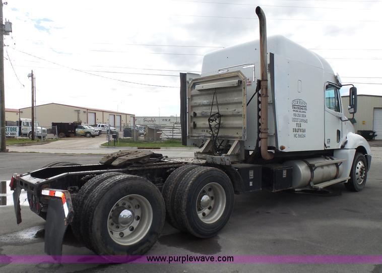 image for item J7516 2011 Freightliner Columbia semi truck