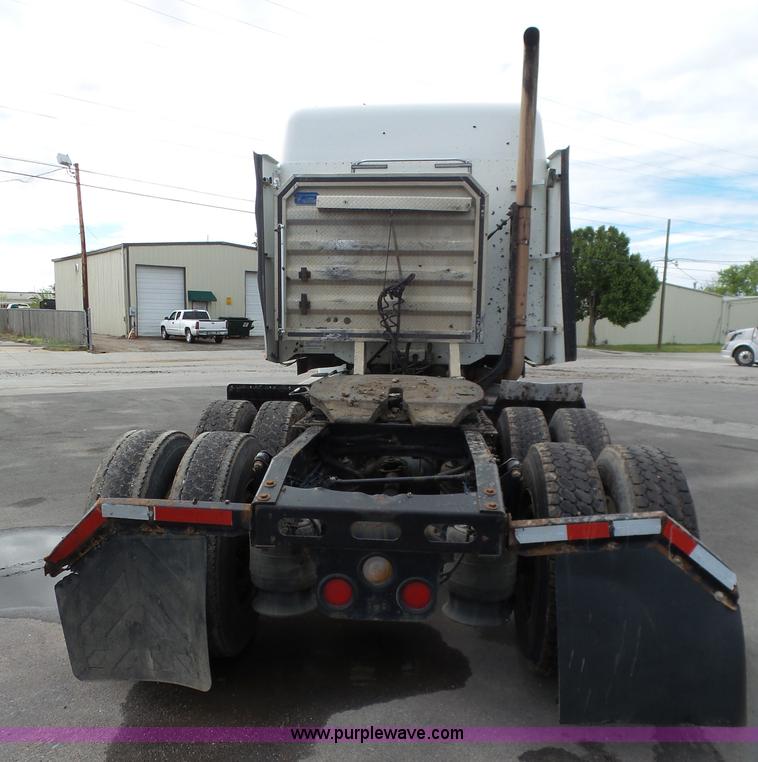 image for item J7516 2011 Freightliner Columbia semi truck