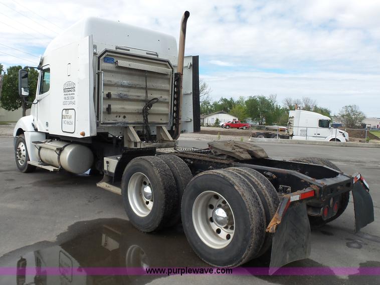 image for item J7516 2011 Freightliner Columbia semi truck