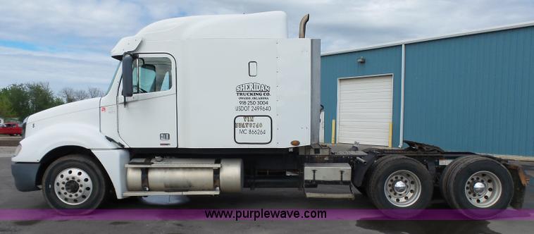 image for item J7516 2011 Freightliner Columbia semi truck