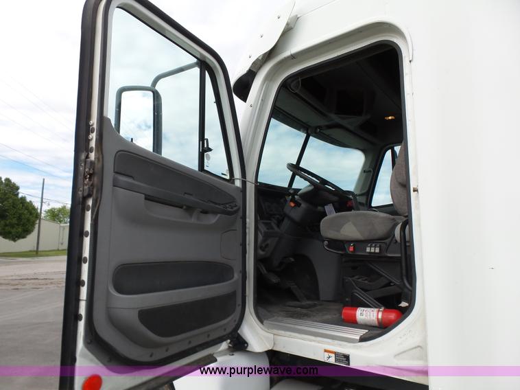 image for item J7516 2011 Freightliner Columbia semi truck
