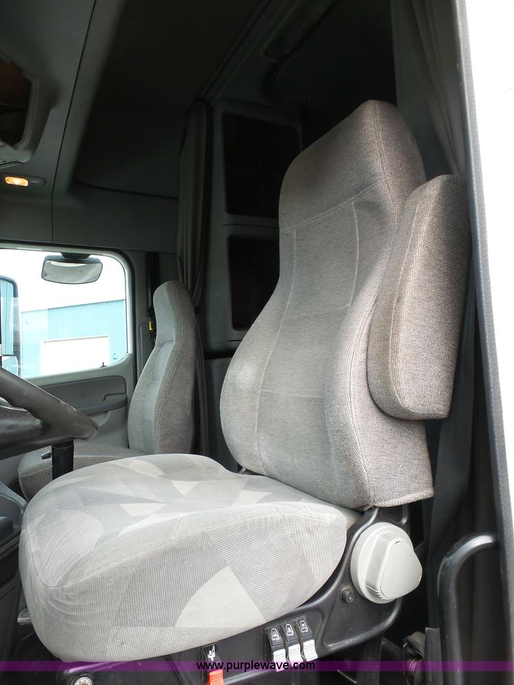 image for item J7516 2011 Freightliner Columbia semi truck