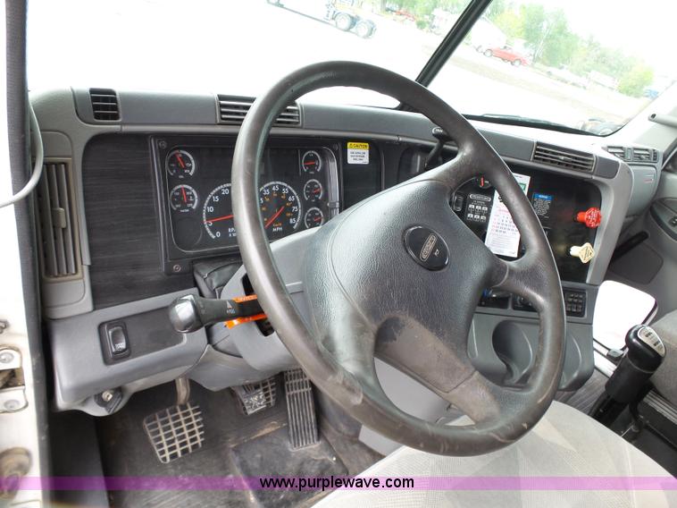image for item J7516 2011 Freightliner Columbia semi truck