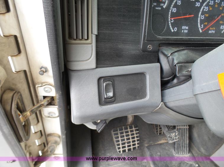 image for item J7516 2011 Freightliner Columbia semi truck