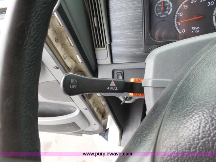 image for item J7516 2011 Freightliner Columbia semi truck