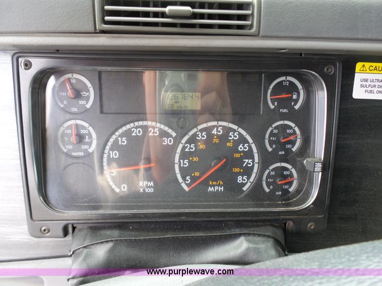 image for item J7516 2011 Freightliner Columbia semi truck