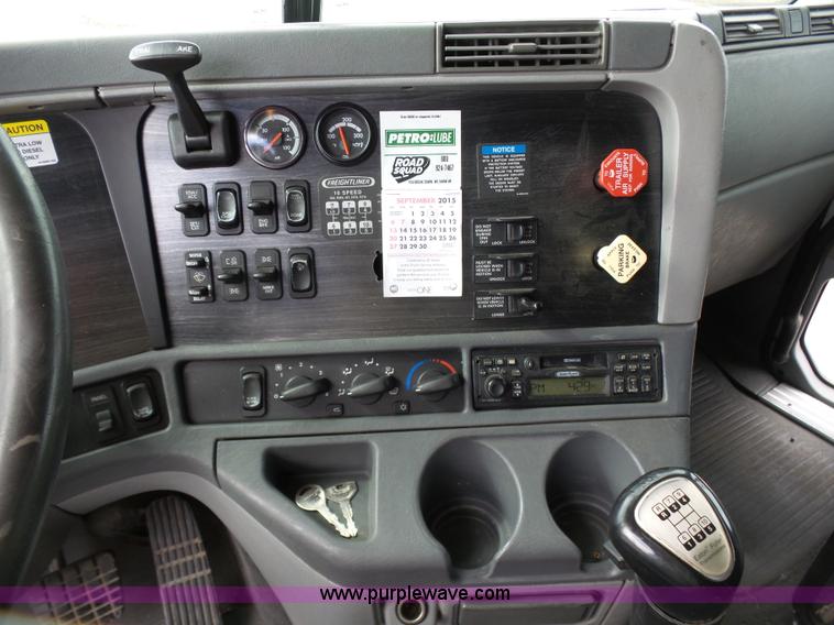 image for item J7516 2011 Freightliner Columbia semi truck