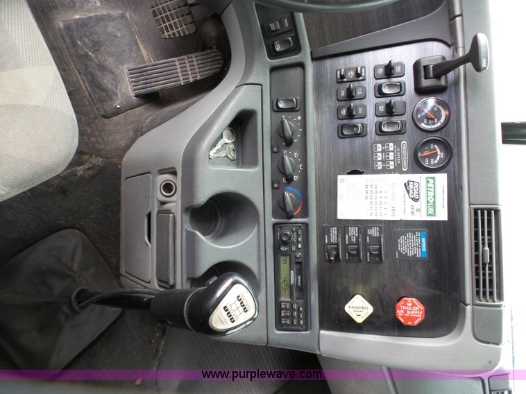 image for item J7516 2011 Freightliner Columbia semi truck