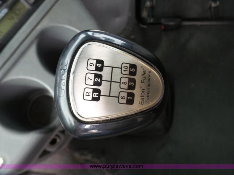 image for item J7516 2011 Freightliner Columbia semi truck