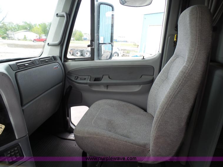 image for item J7516 2011 Freightliner Columbia semi truck