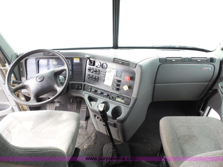 image for item J7516 2011 Freightliner Columbia semi truck