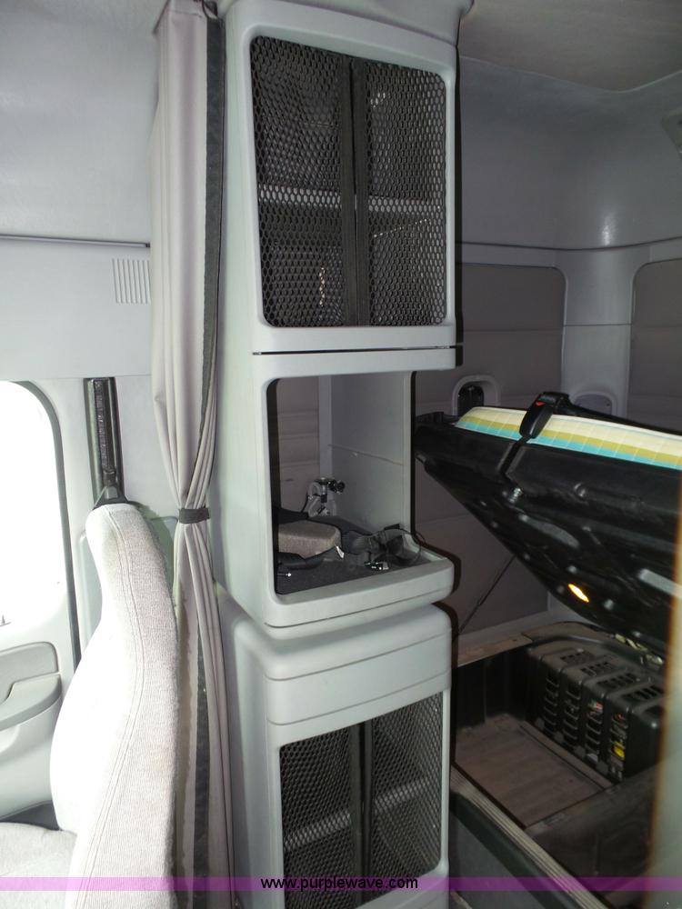 image for item J7516 2011 Freightliner Columbia semi truck