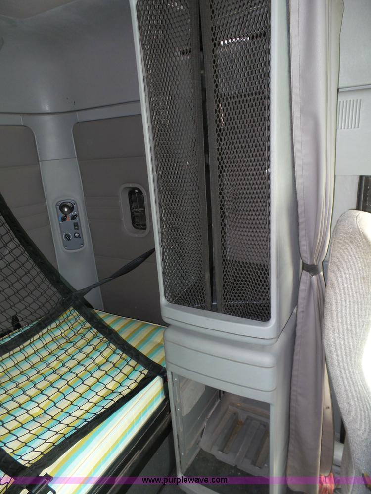 image for item J7516 2011 Freightliner Columbia semi truck