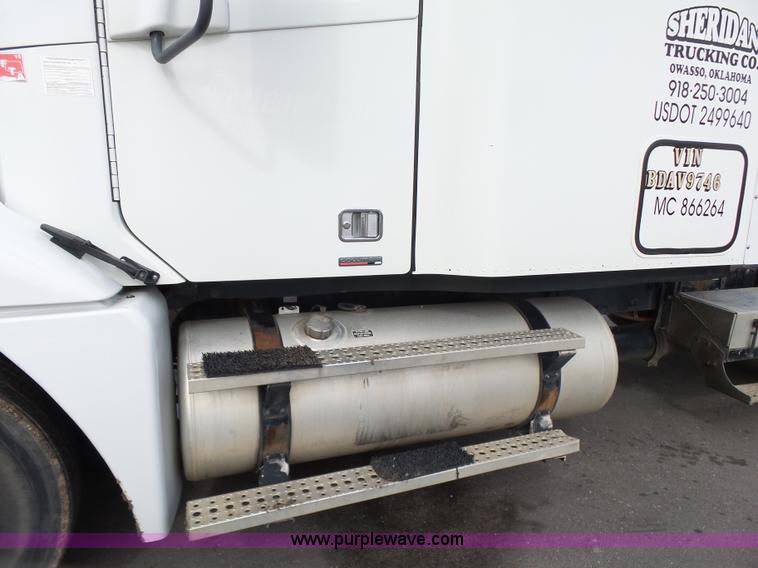 image for item J7516 2011 Freightliner Columbia semi truck