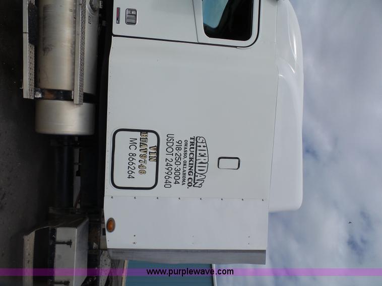 image for item J7516 2011 Freightliner Columbia semi truck