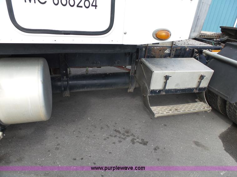 image for item J7516 2011 Freightliner Columbia semi truck