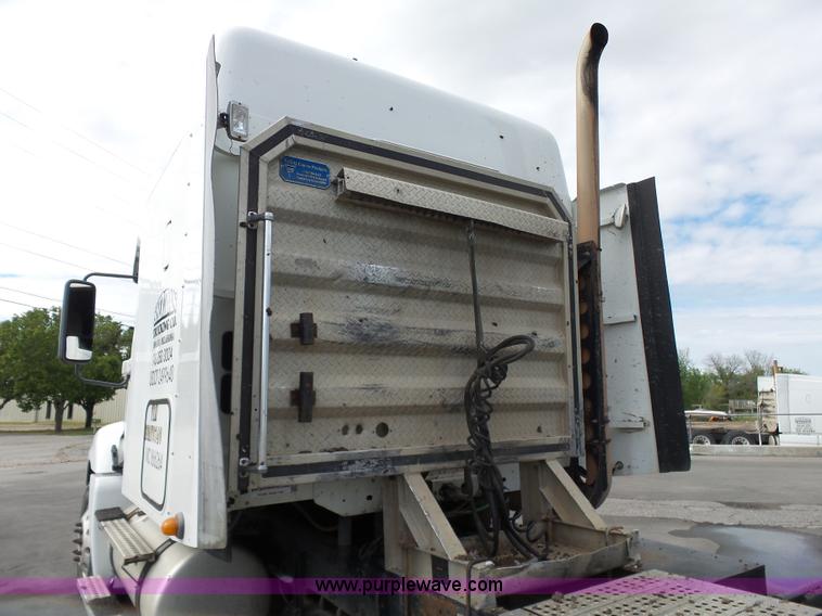 image for item J7516 2011 Freightliner Columbia semi truck