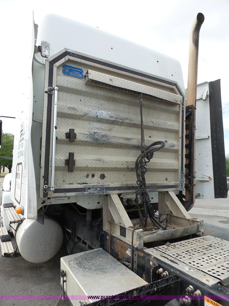 image for item J7516 2011 Freightliner Columbia semi truck