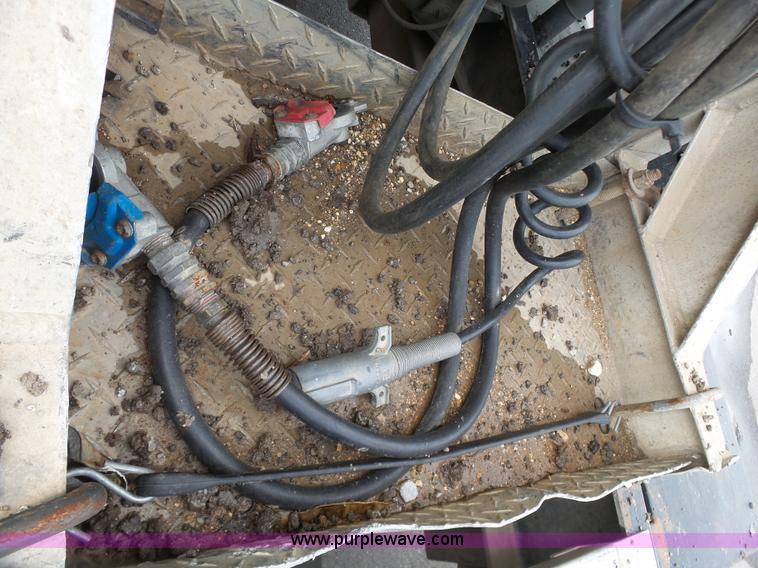 image for item J7516 2011 Freightliner Columbia semi truck