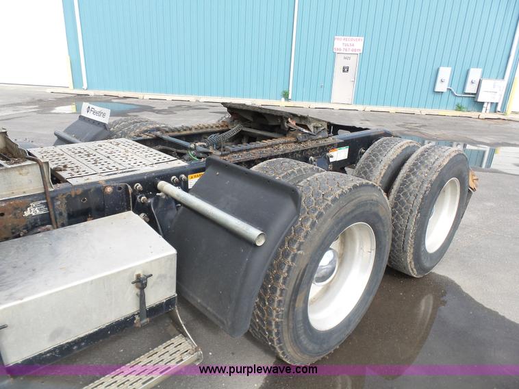 image for item J7516 2011 Freightliner Columbia semi truck