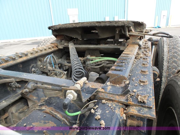 image for item J7516 2011 Freightliner Columbia semi truck