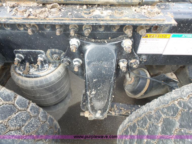 image for item J7516 2011 Freightliner Columbia semi truck