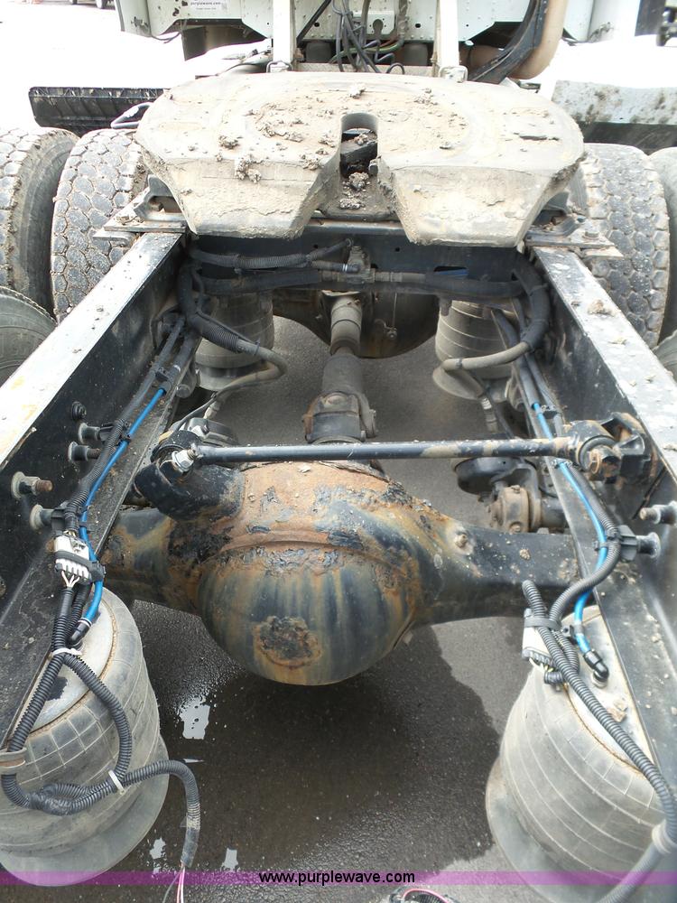 image for item J7516 2011 Freightliner Columbia semi truck