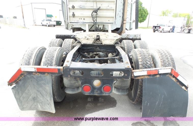 image for item J7516 2011 Freightliner Columbia semi truck