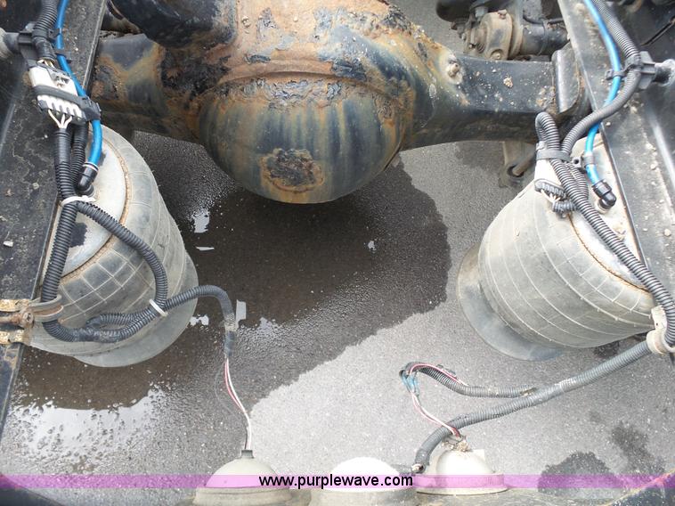 image for item J7516 2011 Freightliner Columbia semi truck