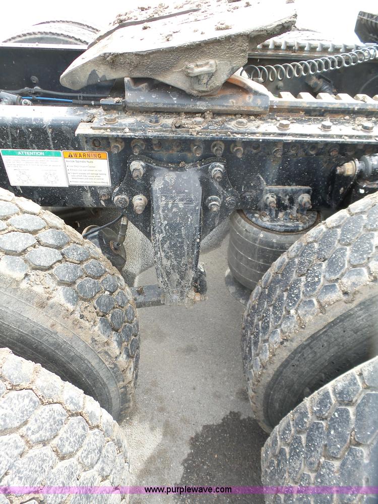 image for item J7516 2011 Freightliner Columbia semi truck