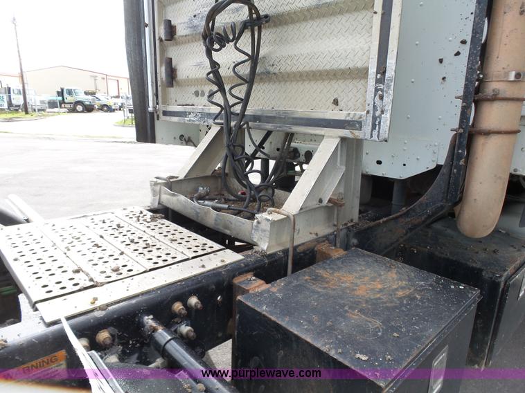 image for item J7516 2011 Freightliner Columbia semi truck