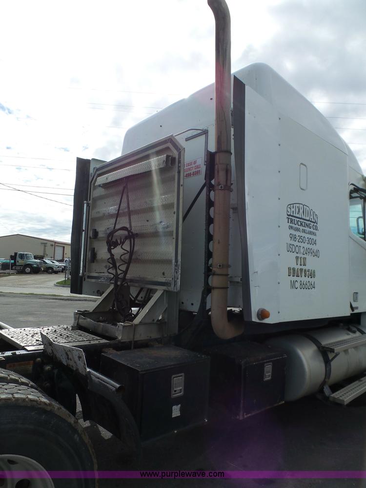 image for item J7516 2011 Freightliner Columbia semi truck