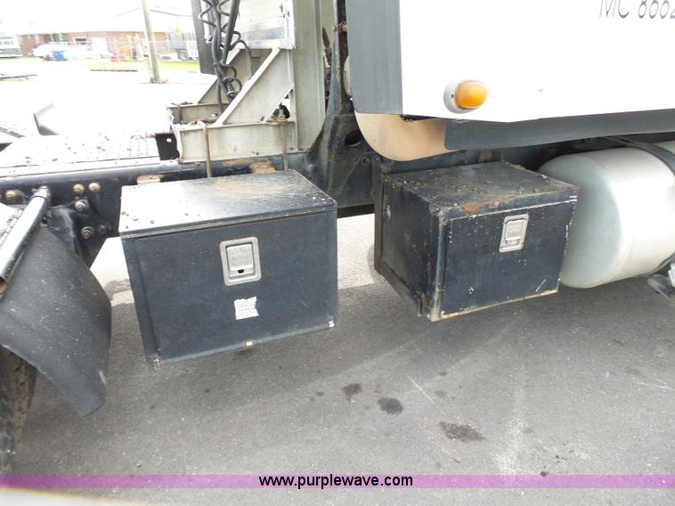 image for item J7516 2011 Freightliner Columbia semi truck