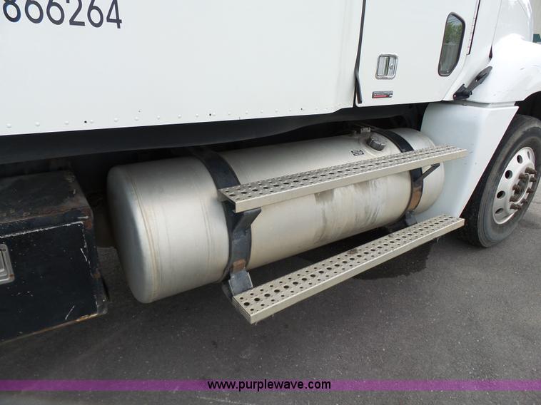 image for item J7516 2011 Freightliner Columbia semi truck