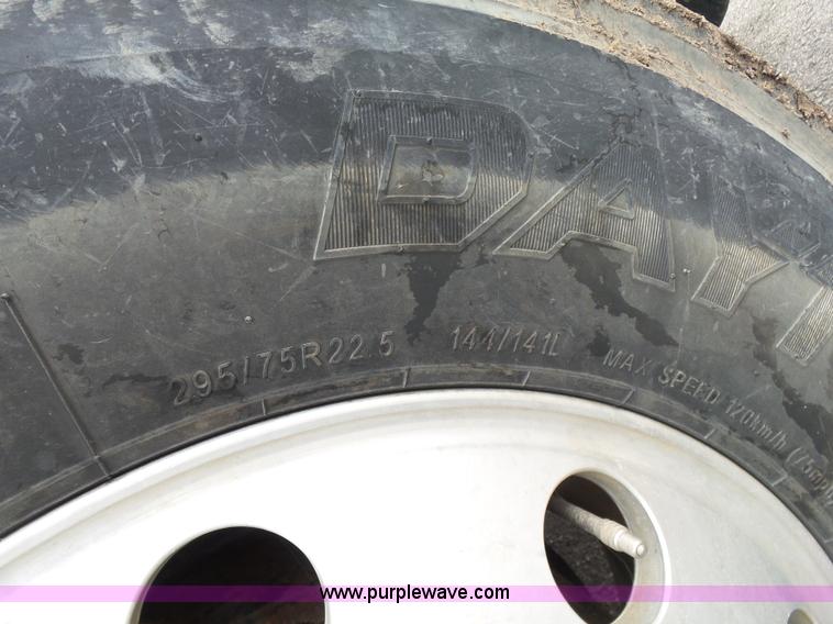 image for item J7516 2011 Freightliner Columbia semi truck