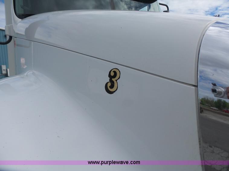 image for item J7516 2011 Freightliner Columbia semi truck