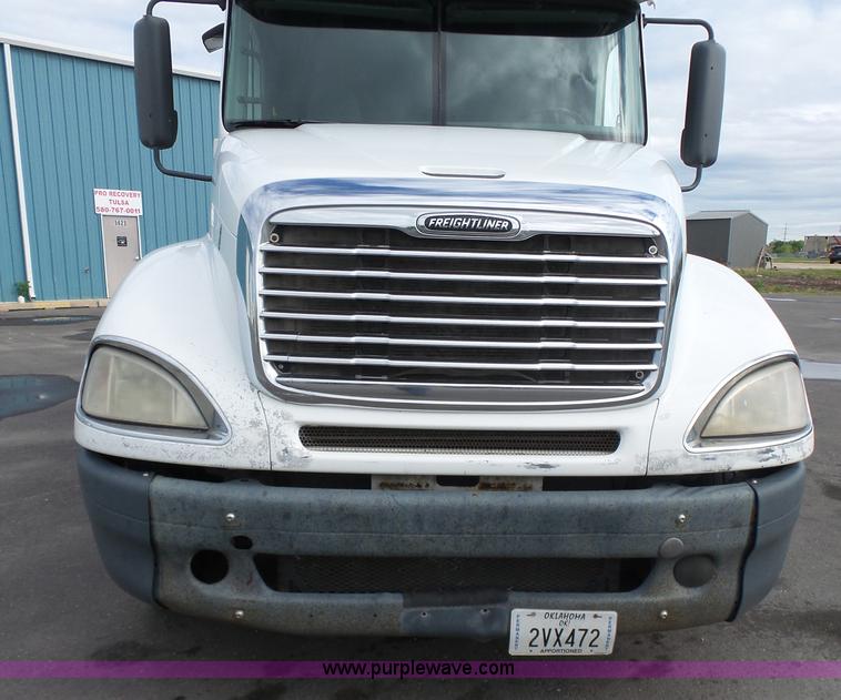 image for item J7516 2011 Freightliner Columbia semi truck