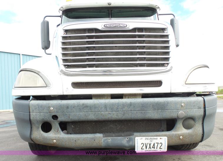 image for item J7516 2011 Freightliner Columbia semi truck