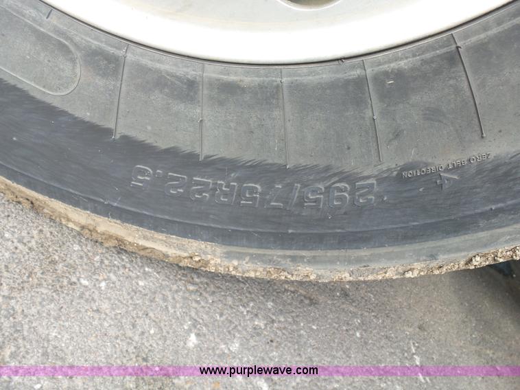 image for item J7516 2011 Freightliner Columbia semi truck