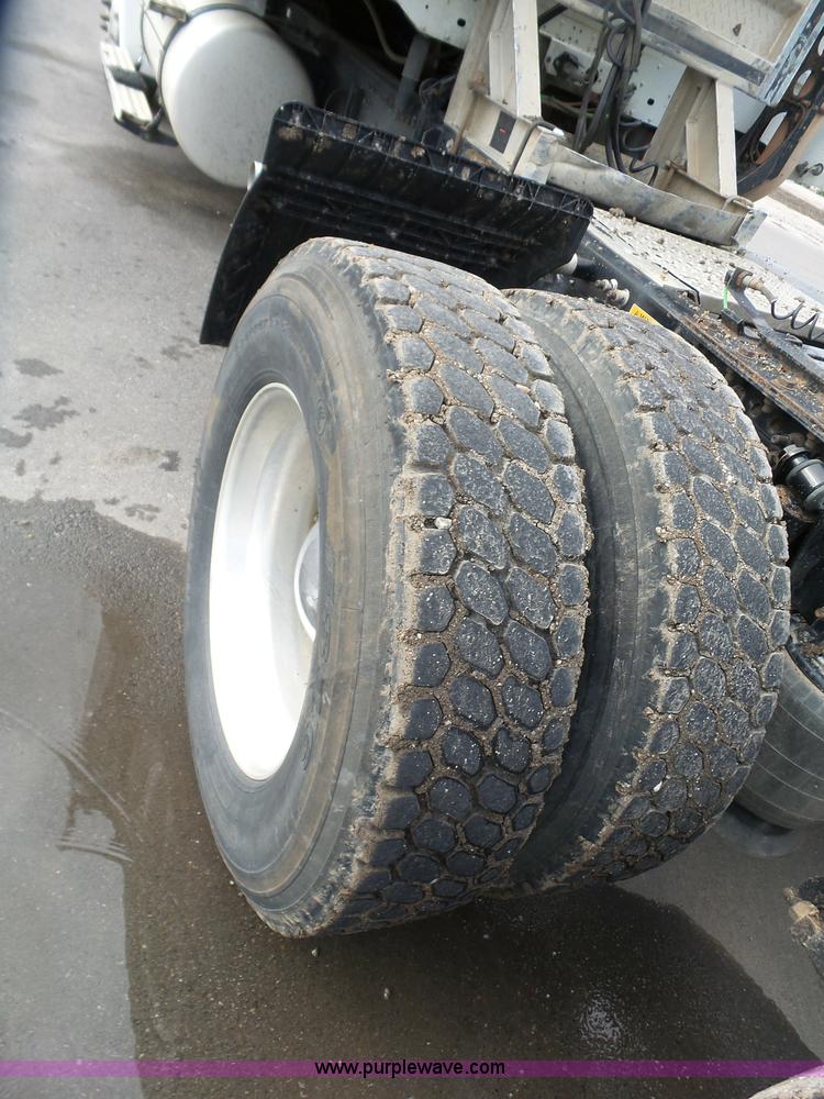 image for item J7516 2011 Freightliner Columbia semi truck