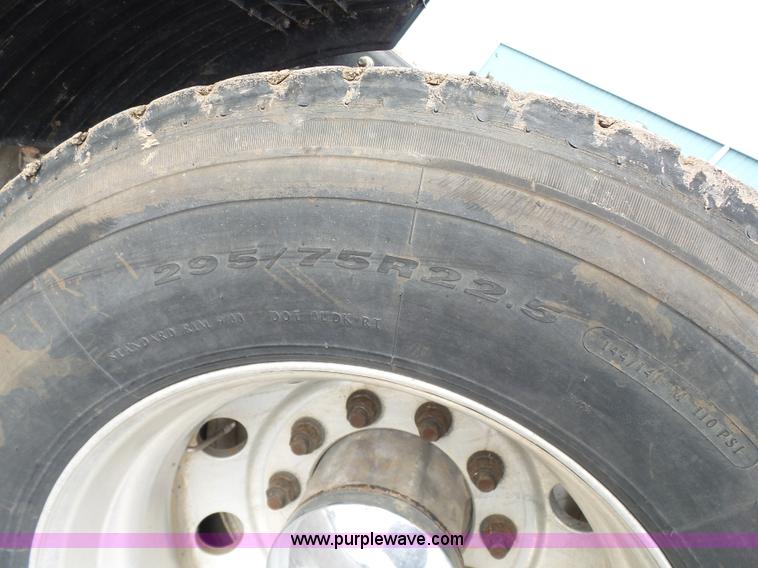 image for item J7516 2011 Freightliner Columbia semi truck