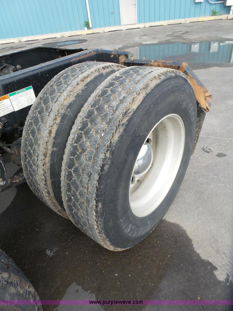 image for item J7516 2011 Freightliner Columbia semi truck