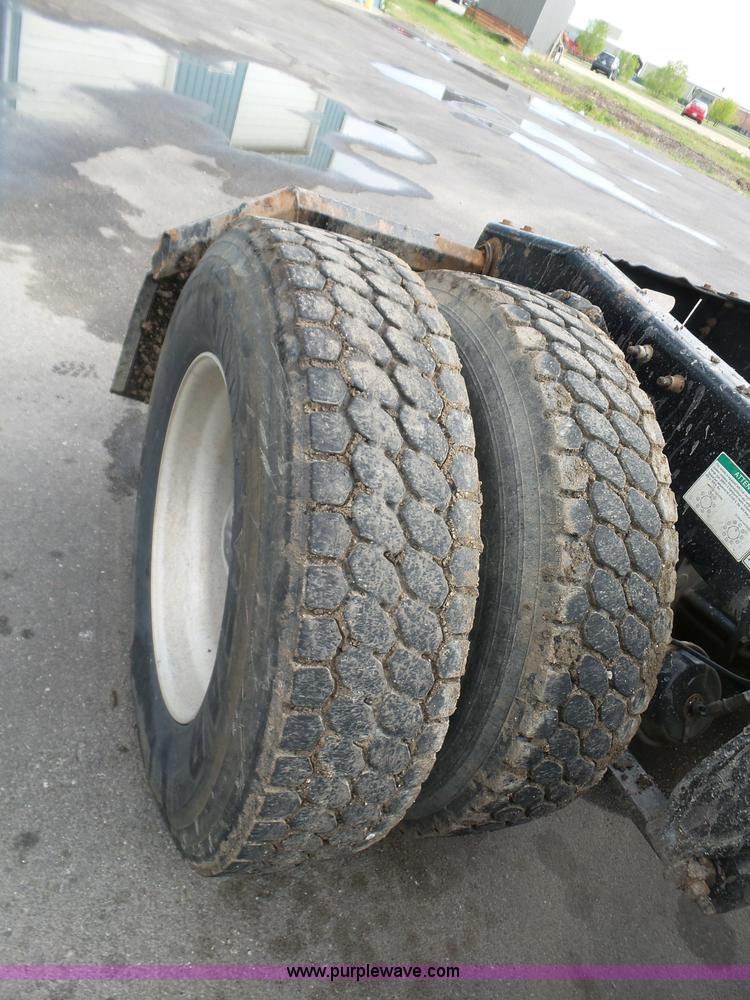 image for item J7516 2011 Freightliner Columbia semi truck