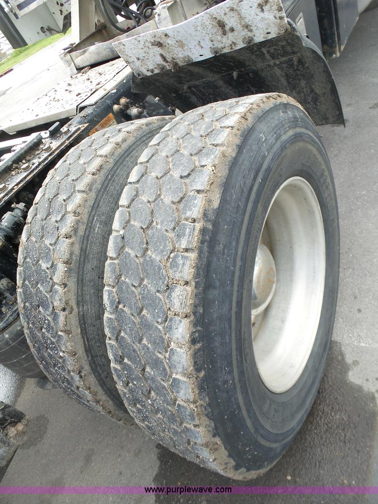 image for item J7516 2011 Freightliner Columbia semi truck