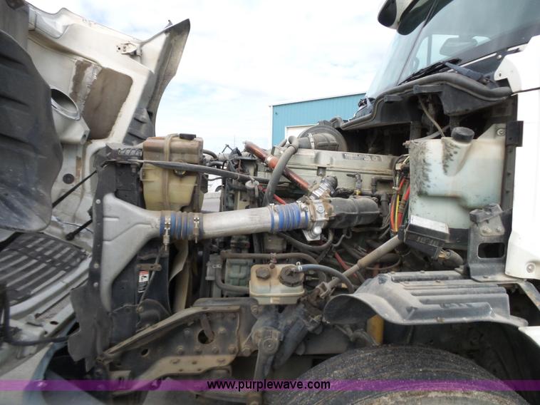 image for item J7516 2011 Freightliner Columbia semi truck