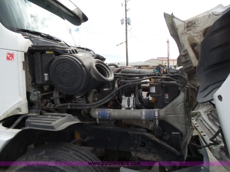 image for item J7516 2011 Freightliner Columbia semi truck