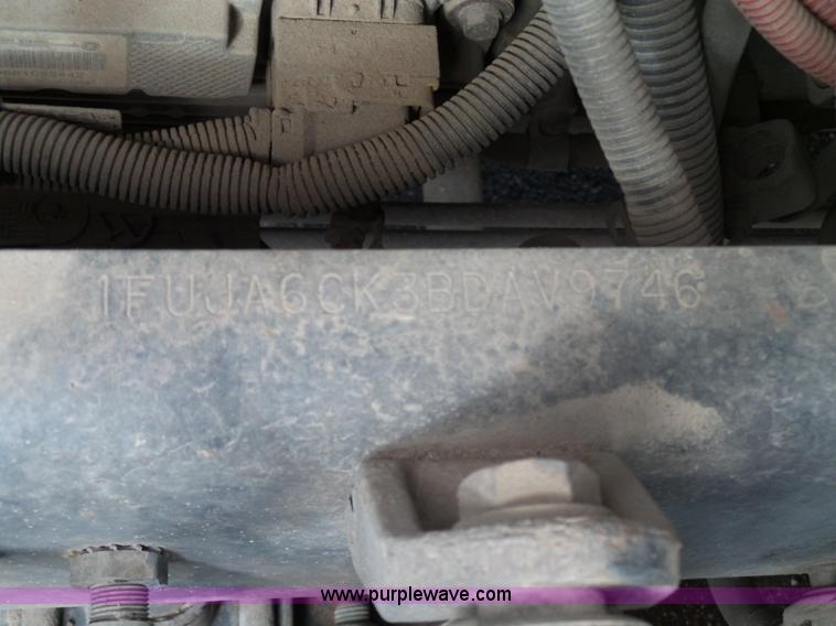 image for item J7516 2011 Freightliner Columbia semi truck