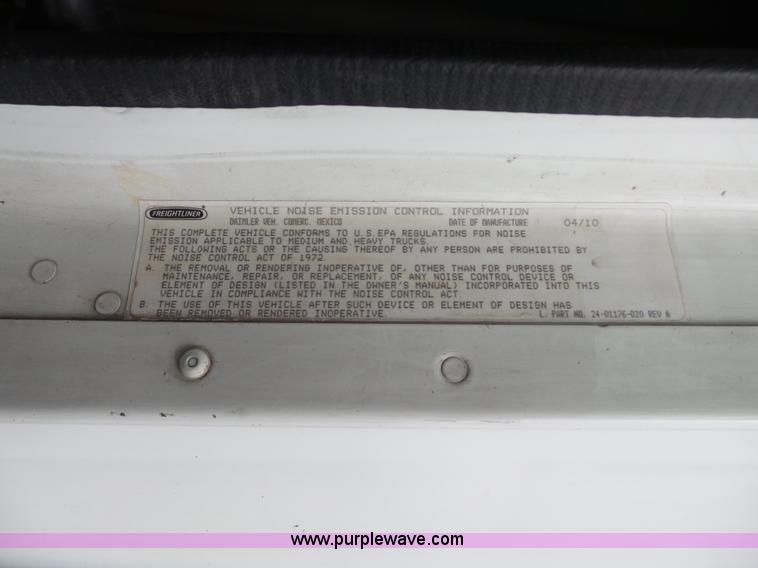 image for item J7516 2011 Freightliner Columbia semi truck