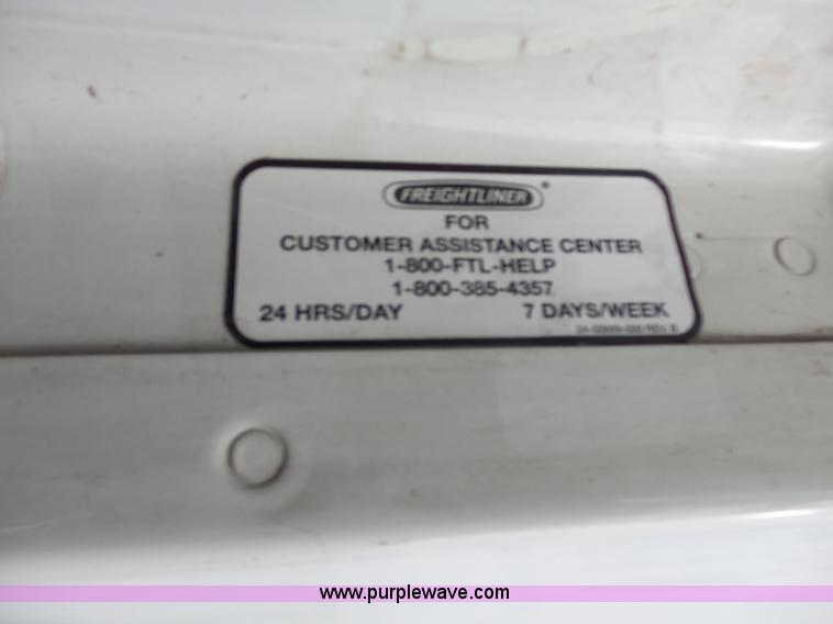 image for item J7516 2011 Freightliner Columbia semi truck